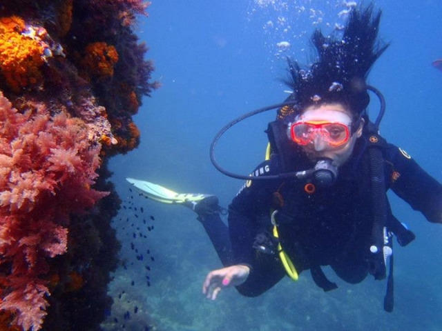  潜水并发现海床 
